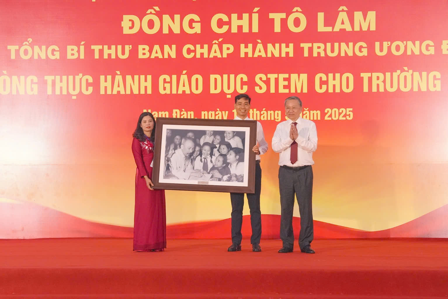 Tổng Bí thư Tô Lâm tặng quà cho đại diện Trường Trung học Phổ thông Kim Liên