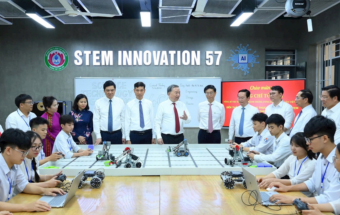 Học sinh Trường THPT Kim Liên tặng bức tranh lưu niệm cho Tổng Bí thư Tô Lâm