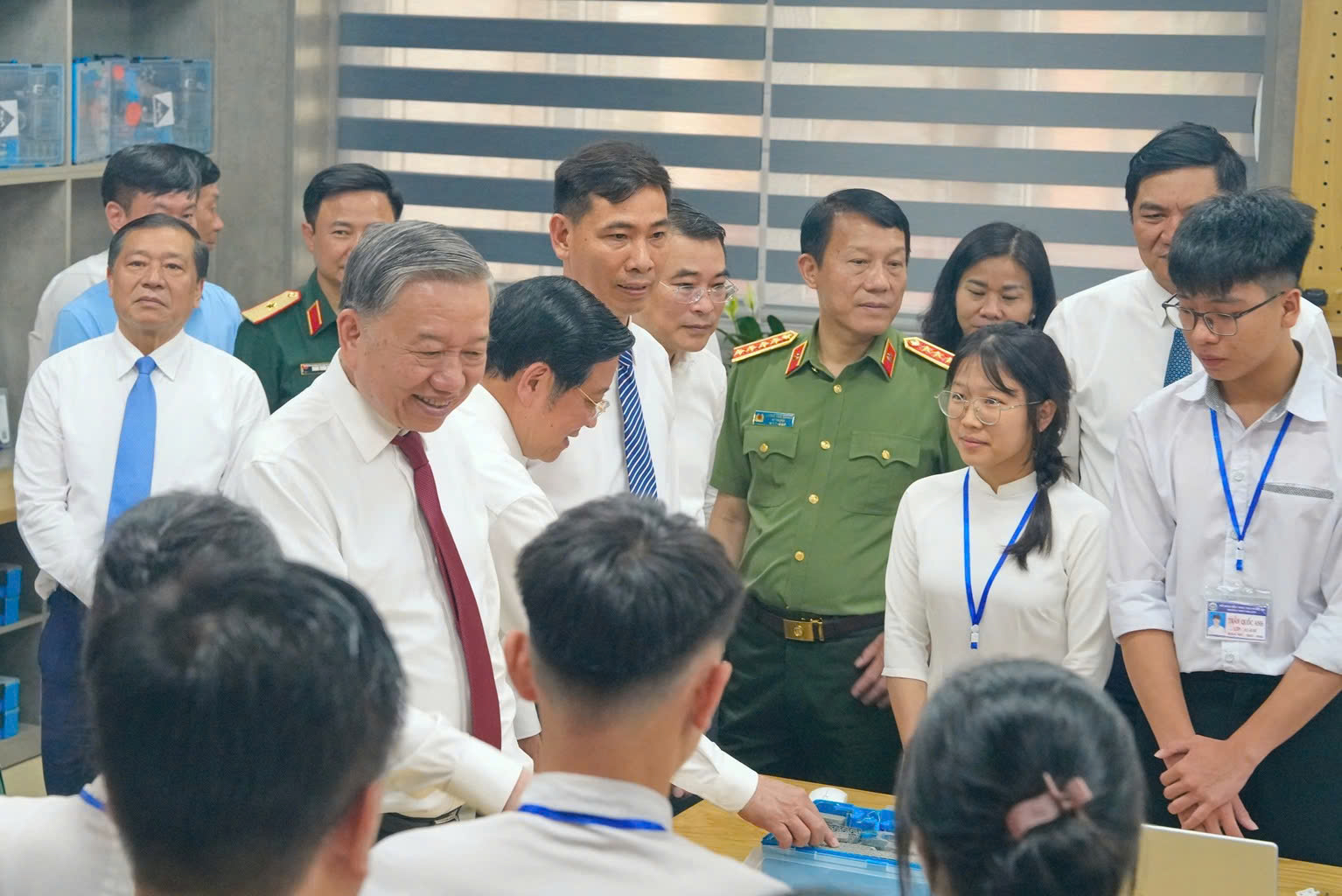 Đồng chí Tổng Bí thư Tô Lâm cùng đoàn công tác Trung ương, tỉnh Nghệ An tham quan phòng thực hành STEM mà Tổng Bí thư tặng Trường THPT Kim Liên