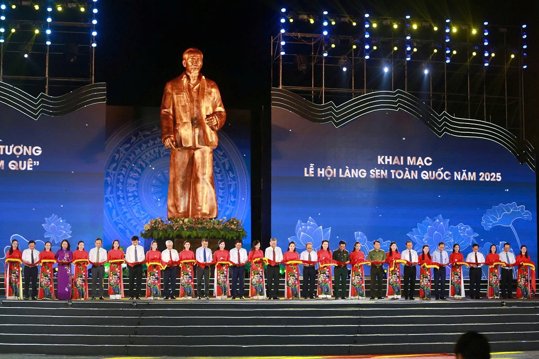 Các đại biểu cắt băng khánh thành Tượng “Bác Hồ về thăm quê”