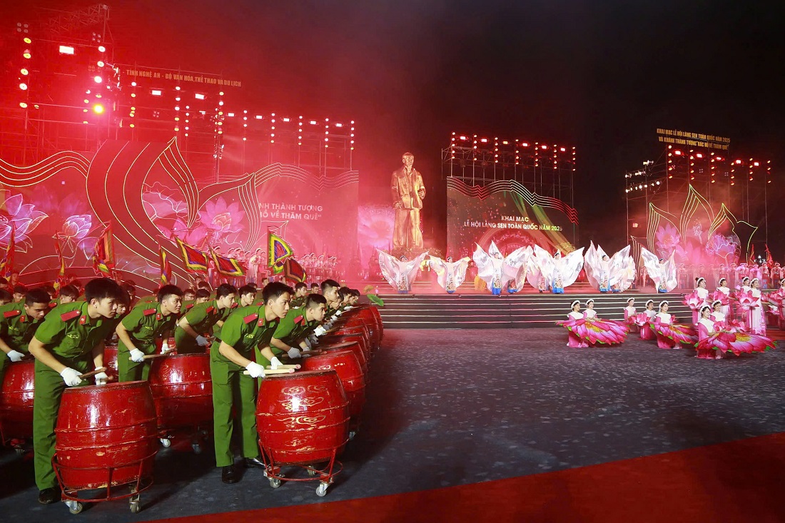 Ấn tượng với màn trống hội “Làng Sen vang mãi tên Người”