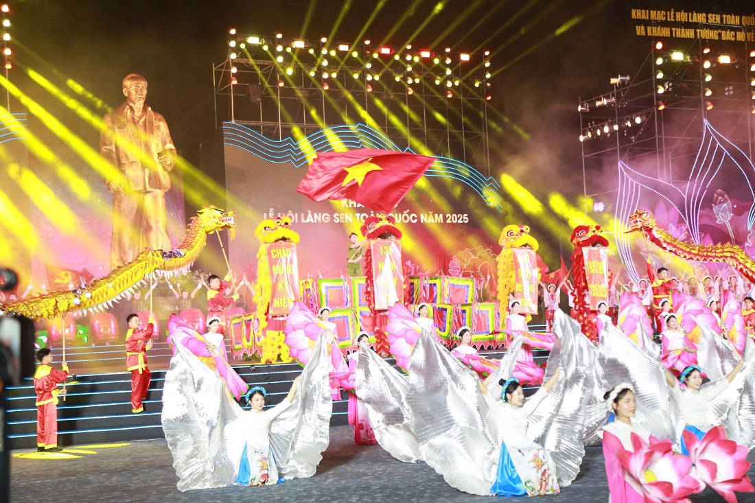 Chương trình nghệ thuật “Tượng đài trong muôn triệu trái tim” để lại nhiều cảm xúc sâu sắc