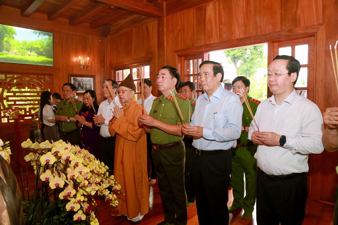 Đoàn đại biểu đã dâng hoa, dâng hương bày tỏ lòng thành kính và lòng biết ơn vô hạn trước công lao trời biển của Chủ tịch Hồ Chí Minh - Anh hùng giải phóng dân tộc, danh nhân văn hóa kiệt xuất, vị lãnh tụ vĩ đại của Đảng và Nhân dân Việt Nam tại Nhà tưởng niệm Chủ tịch Hồ Chí Minh trong khuôn viên Công an tỉnh Nghệ An