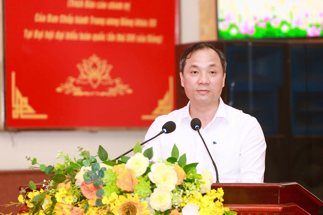 Đồng chí TS. Hoàng Trung Dũng, Ủy viên Trung ương Đảng, Tổng biên tập Tạp chí Cộng sản phát biểu tại Hội thảo