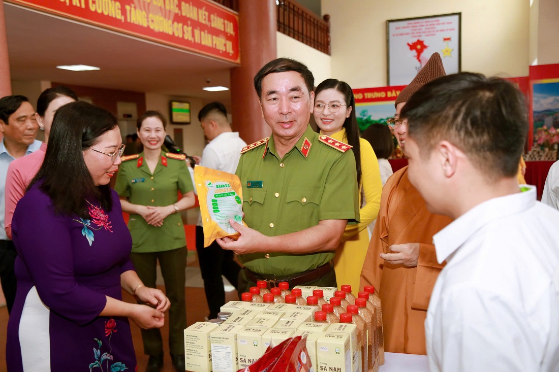 Đồng chí Thượng tướng Trần Quốc Tỏ, Thứ trưởng Bộ Công an và các đại biểu tham quan gian hàng trưng bày sản phẩm OCCOP