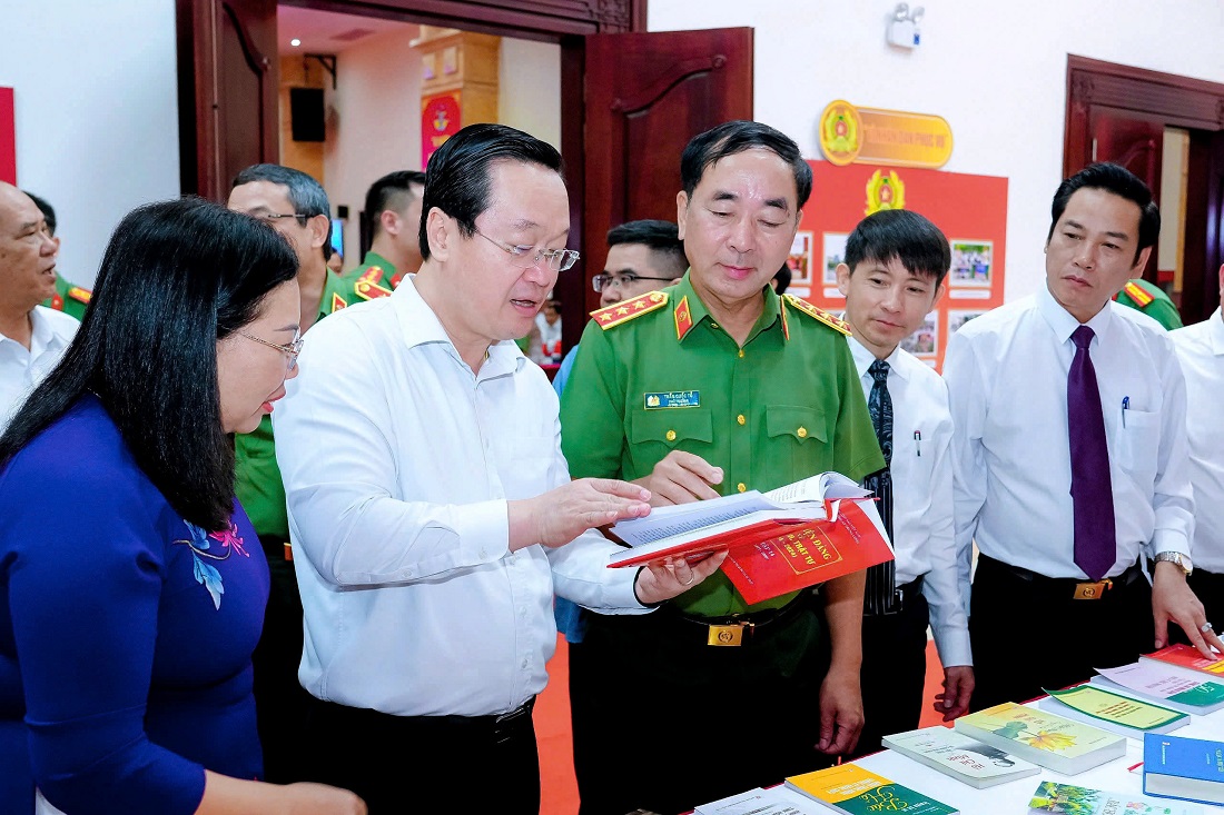 Đồng chí Thượng tướng, PGS.TS. Trần Quốc Tỏ, Ủy viên Ban Chấp hành Trung ương Đảng, Phó Bí thư Đảng ủy Công an Trung ương, Thứ trưởng Bộ Công an và đồng chí Nguyễn Đức Trung, Bí thư Tỉnh ủy Nghệ An và các đại biểu tham quan gian trưng bày sách