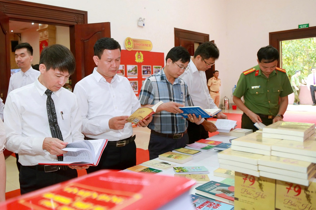 Các đại biểu tham quan gian trưng bày sách