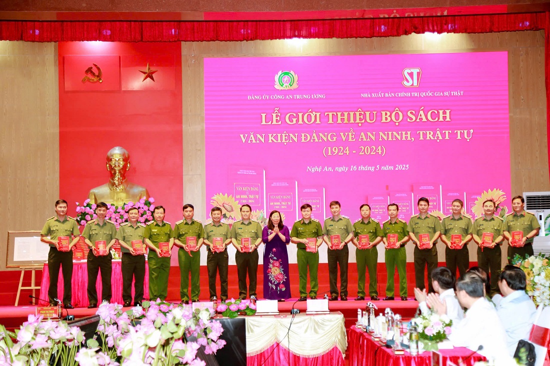 Lãnh đạo Bộ Công an và Lãnh đạo Nhà xuất bản Chính trị quốc gia Sự thật trao tặng Bộ sách cho đại diện một số ban, bộ, ngành Trung ương; một số đơn vị trực thuộc Bộ, Thư viện Công an nhân dân và Thư viện Công an tỉnh Nghệ An