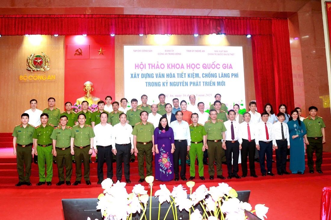 Các đại biểu chụp ảnh lưu niệm