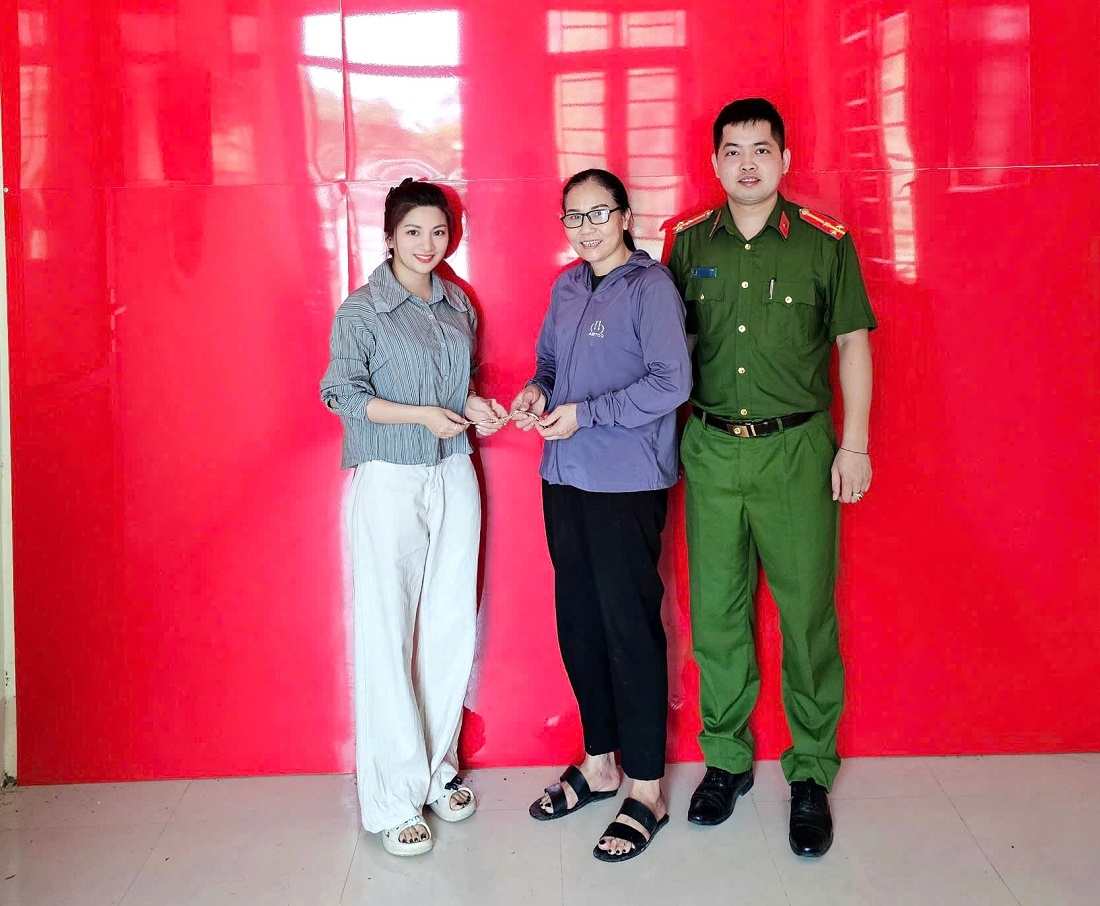 Công an thị trấn Tân Lạc trao trả tài sản cho bà Tú