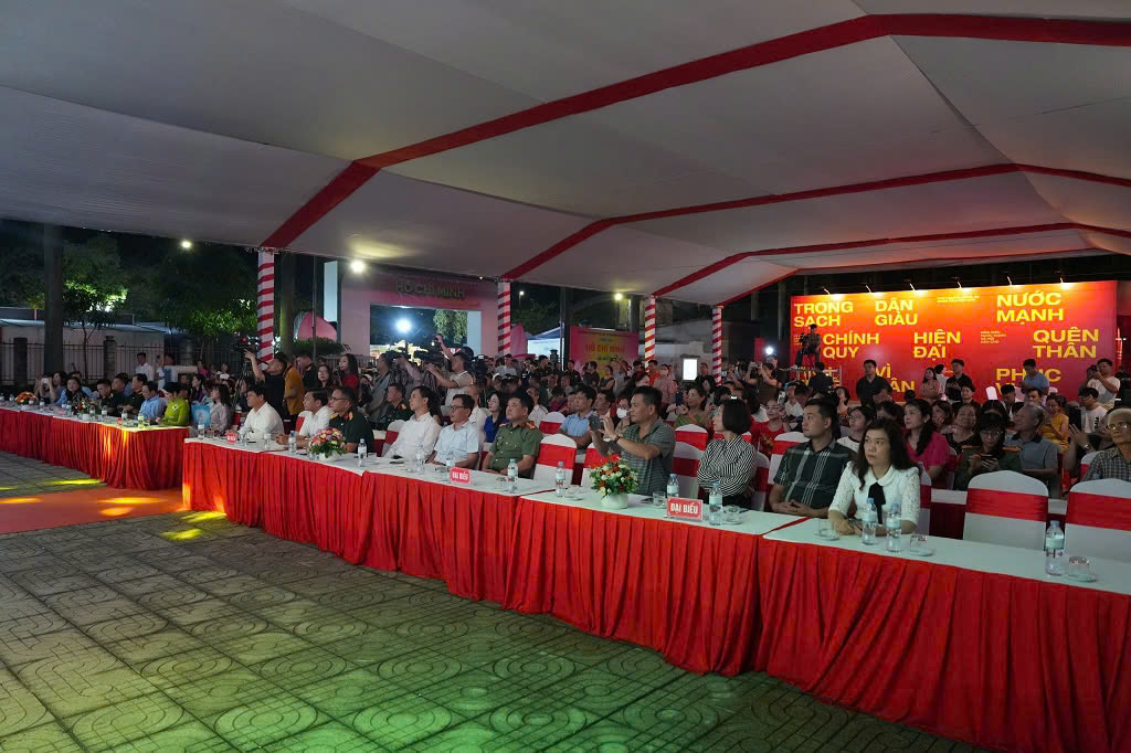 Các đại biểu tham dự triển lãm