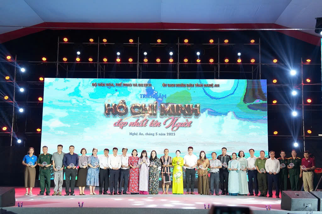 Trao biểu trưng lưu niệm cho các đoàn về tham gia triển lãm