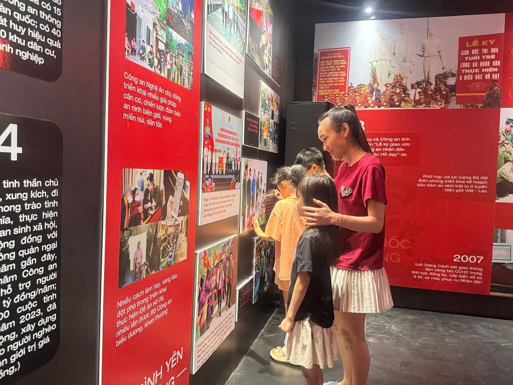 Gian trưng bày hình ảnh, tư liệu về thành tựu, chiến công tiêu biểu của lực lượng Công an Nghệ An thu hút người dân đến xem 