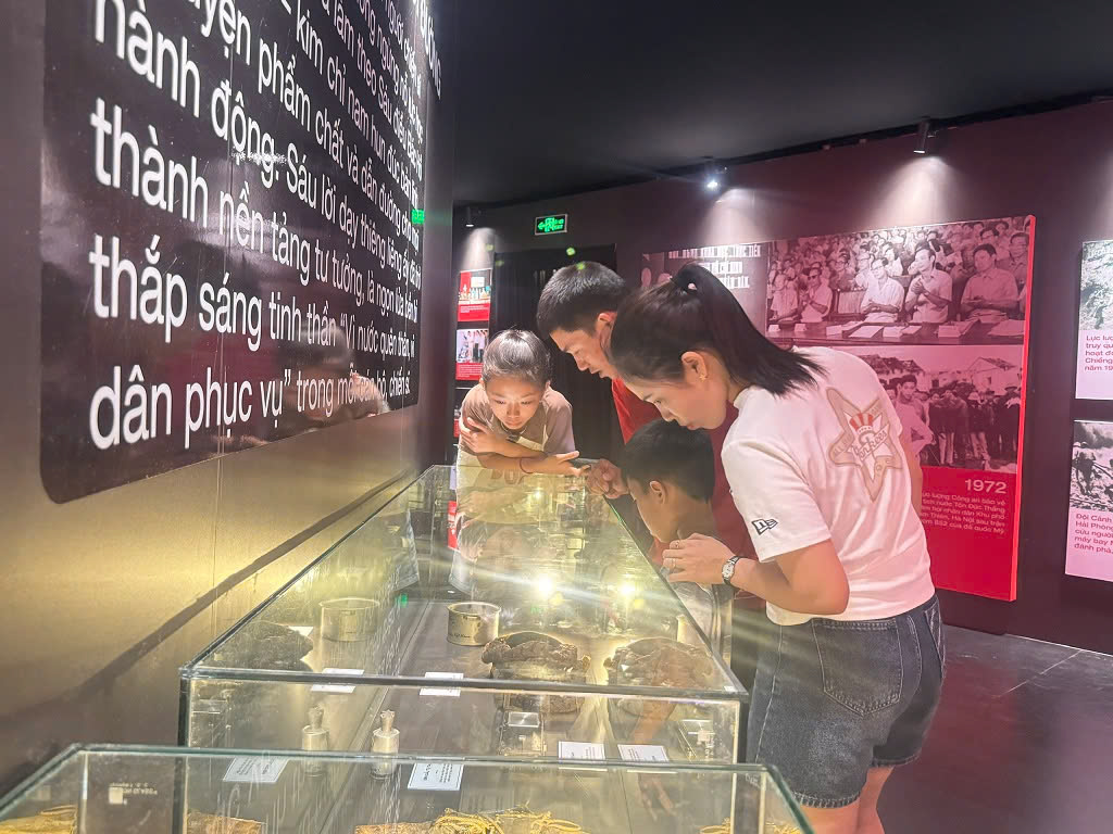 Với chủ đề “Công an nhân dân khắc ghi lời Bác”, triển lãm của Bộ Công an tạo sức hút mạnh mẽ