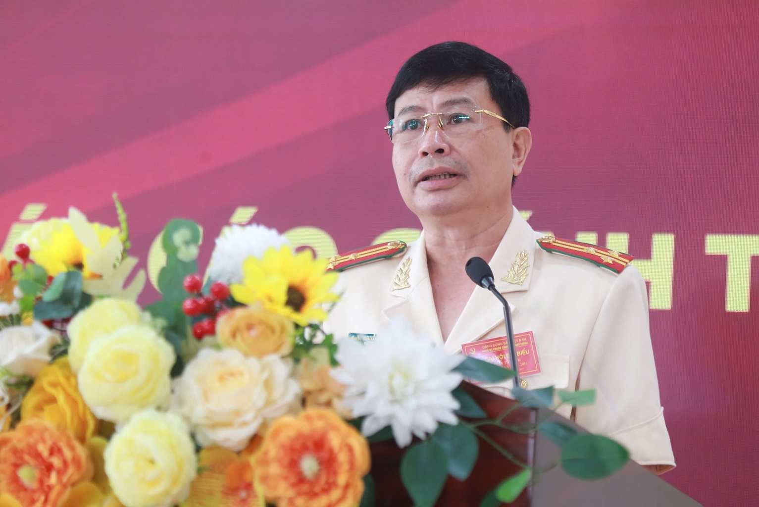 Thượng tá Nguyễn Nam Hồng, Phó Trưởng phòng CSGT trình bày báo cáo chính trị Đại hội