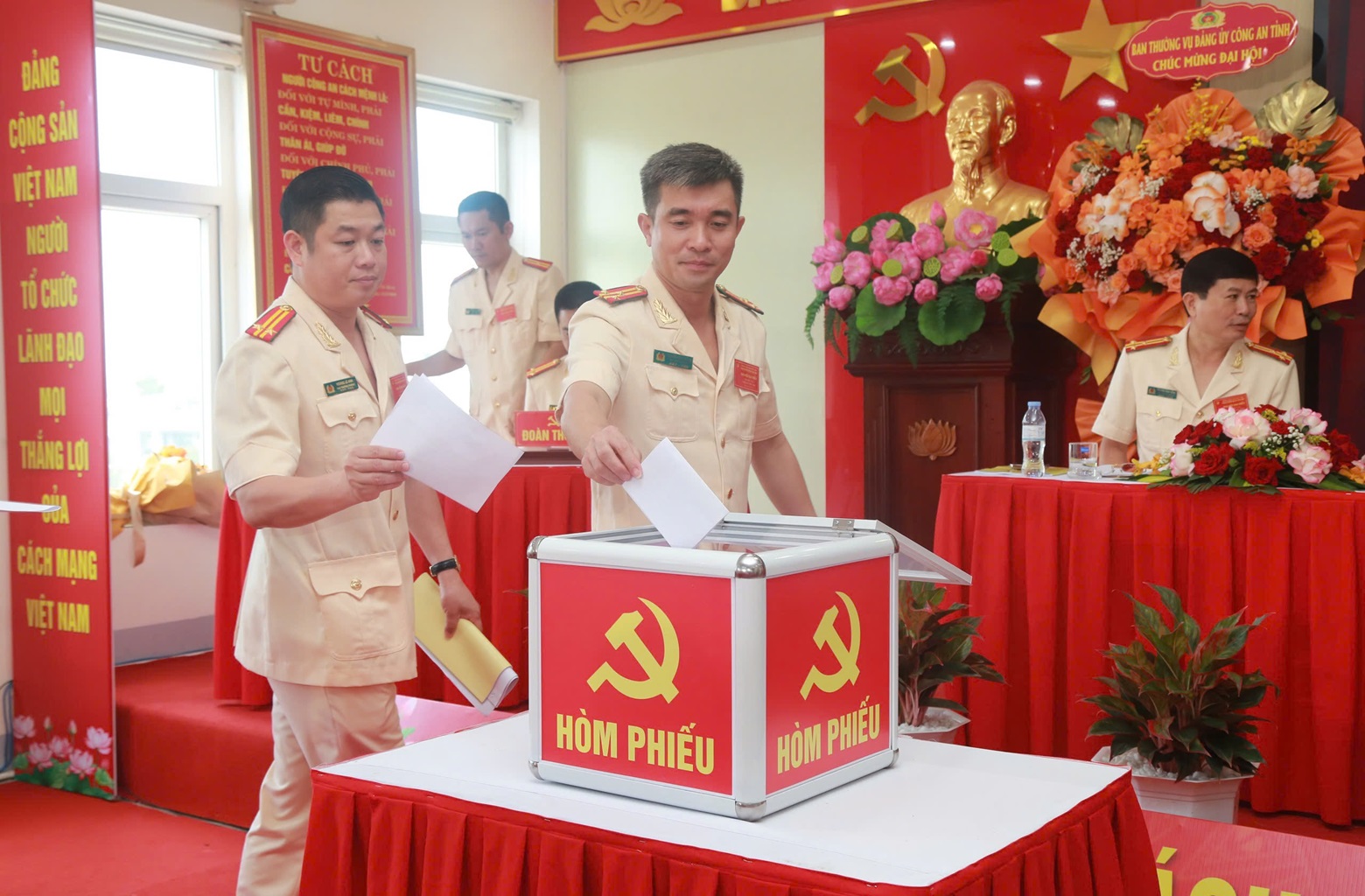 Các đại biểu bỏ phiếu bầu Ban Chấp hành khóa XVII, nhiệm kỳ 2025 - 2030