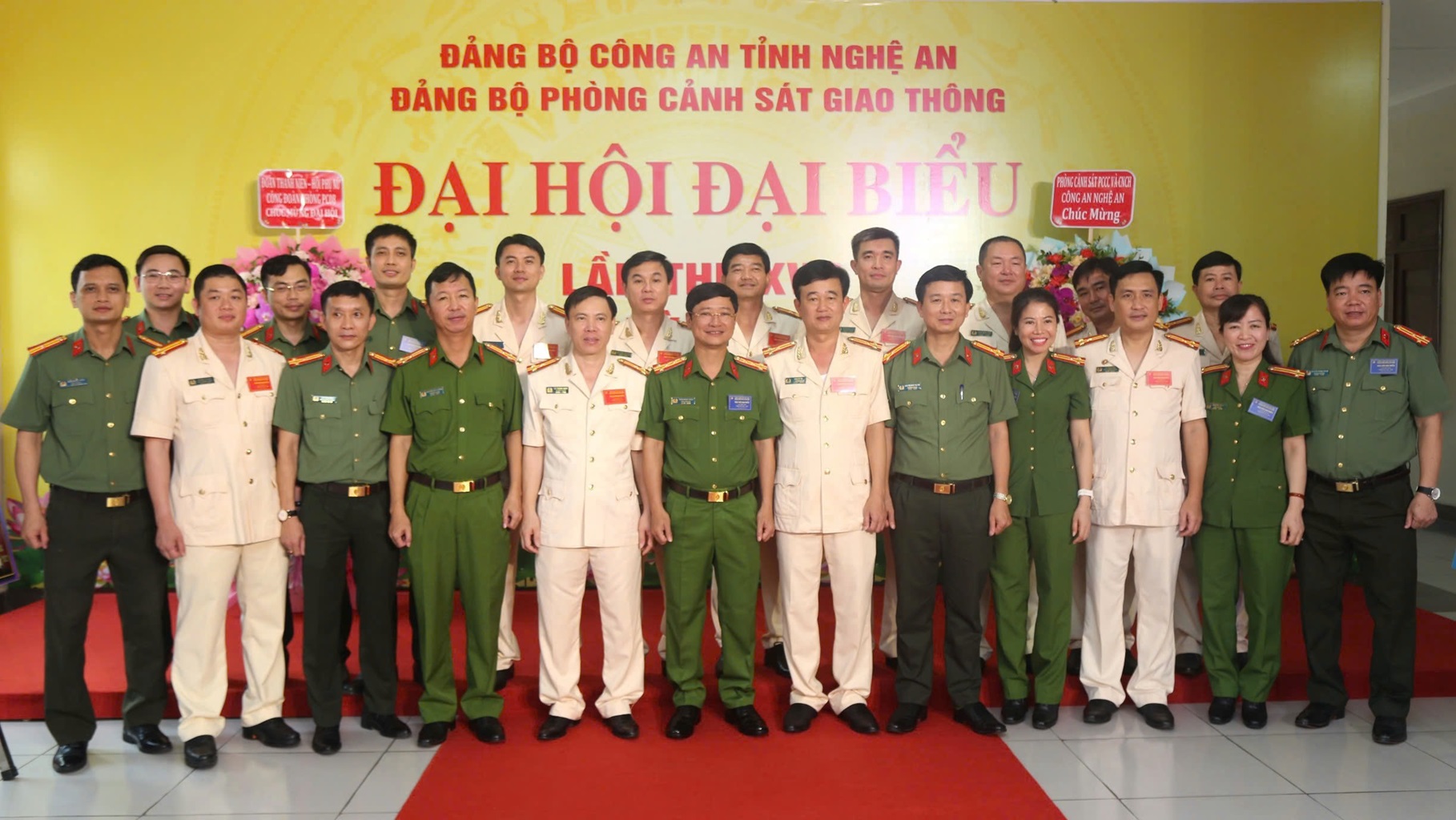 Các đại biểu chụp ảnh lưu niệm