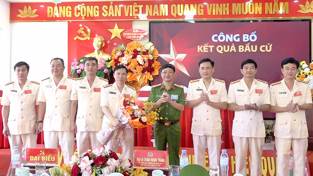Đồng chí Đại tá Trần Ngọc Tuấn, Phó Giám đốc Công an tỉnh tặng hoa chúc mừng Ban Chấp hành khóa mới