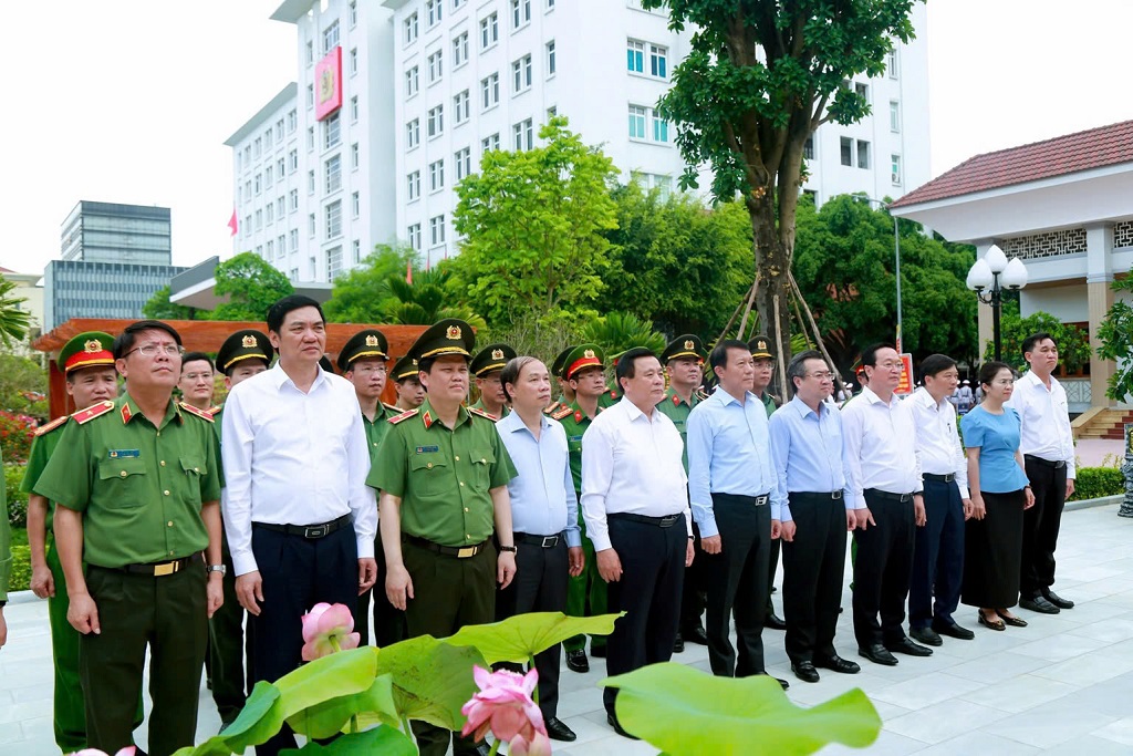 Các đại biểu thành kính dâng hoa, dâng hương tưởng niệm Chủ tịch Hồ Chí Minh 