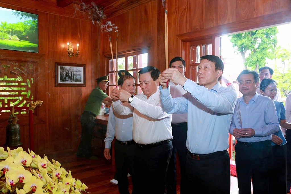 Các đại biểu dâng hương tưởng niệm Đồng chí Đại tướng Võ Nguyên Giáp và Đồng chí Bộ trưởng Trần Quốc Hoàn