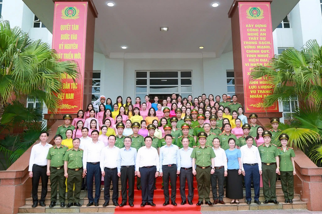 Các đại biểu chụp ảnh lưu niệm