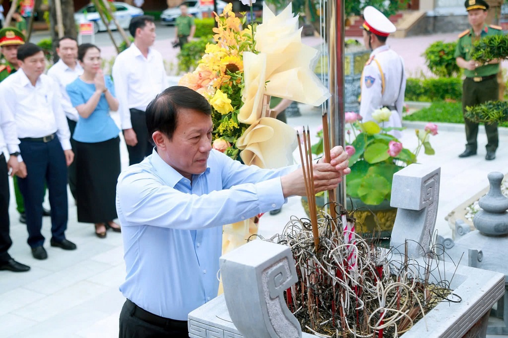 1.	Đồng chí Đại tướng Lương Tam Quang, Ủy viên Bộ Chính trị, Bí thư Đảng uỷ Công an Trung ương, Bộ trưởng Bộ Công an dâng hoa, dâng hương tưởng niệm Chủ tịch Hồ Chí Minh