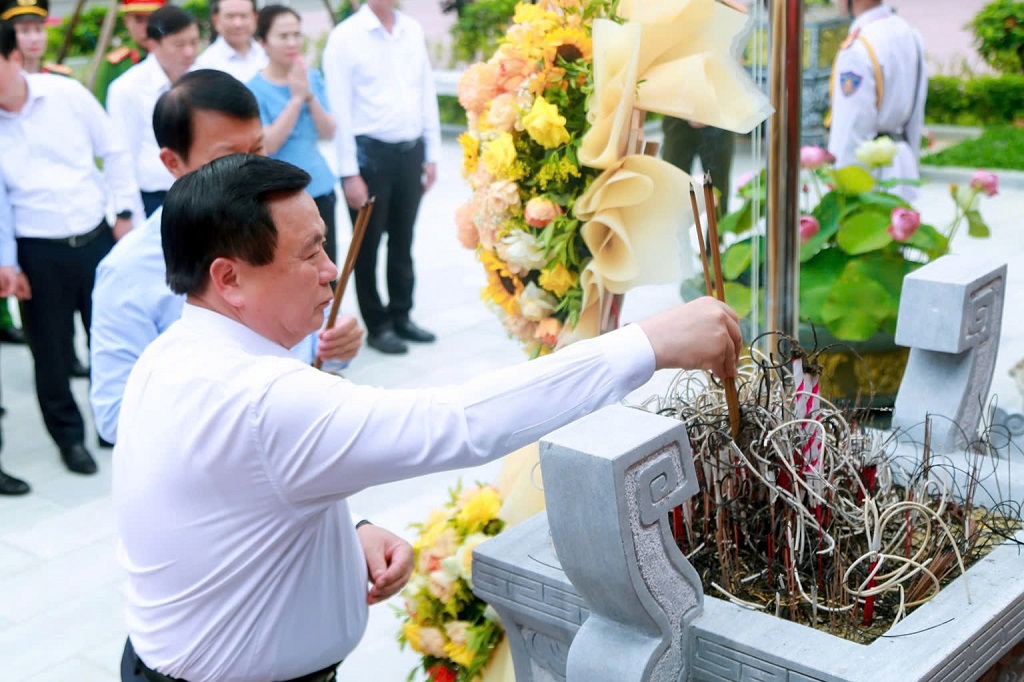 Đồng chí Nguyễn Xuân Thắng, Ủy viên Bộ chính trị, Giám đốc Học viện Chính trị quốc gia Hồ Chí Minh, Chủ tịch Hội đồng lý luận Trung ương dâng hoa, dâng hương tưởng niệm Chủ tịch Hồ Chí Minh