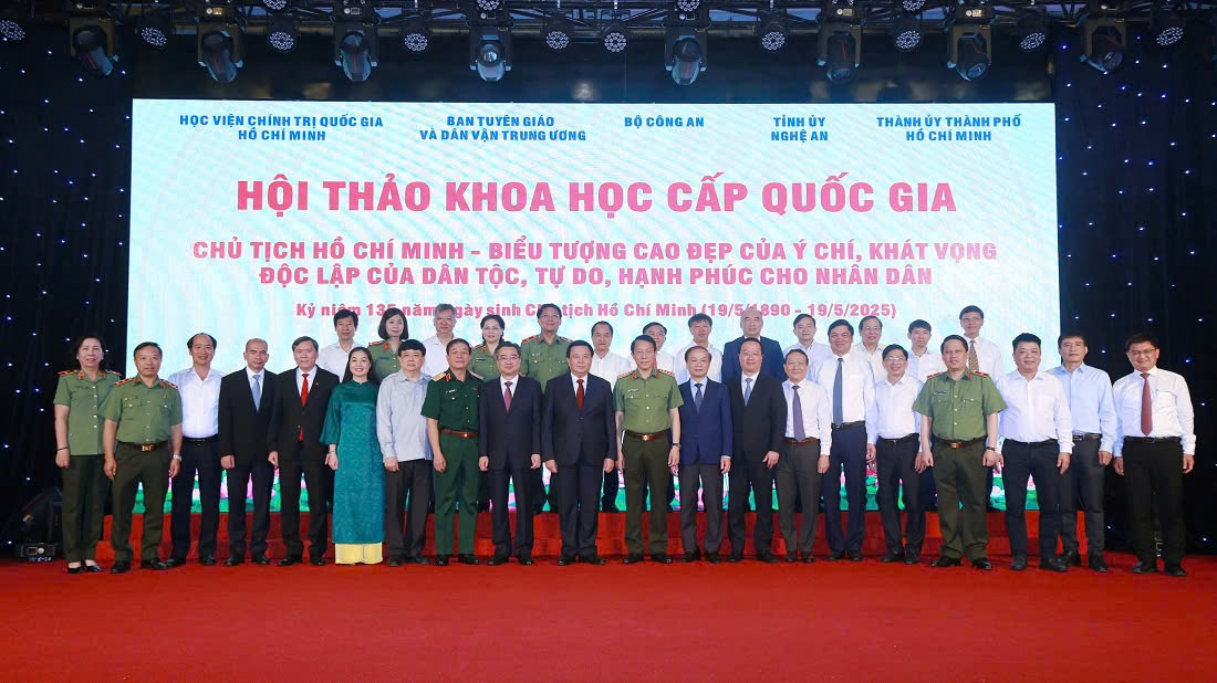 Các đại biểu tham dự Hội thảo chụp ảnh lưu niệm