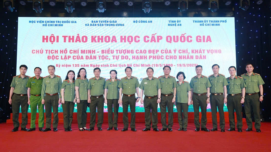 Các đại biểu trong lực lượng Công an nhân dân chụp ảnh lưu niệm tại Hội thảo