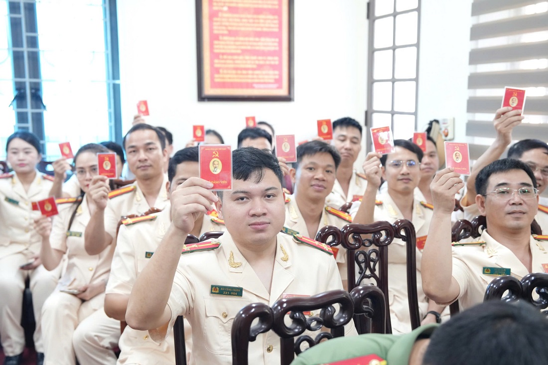 Cán bộ, đảng viên Chi bộ biểu quyết thông qua nội dung Đại hội