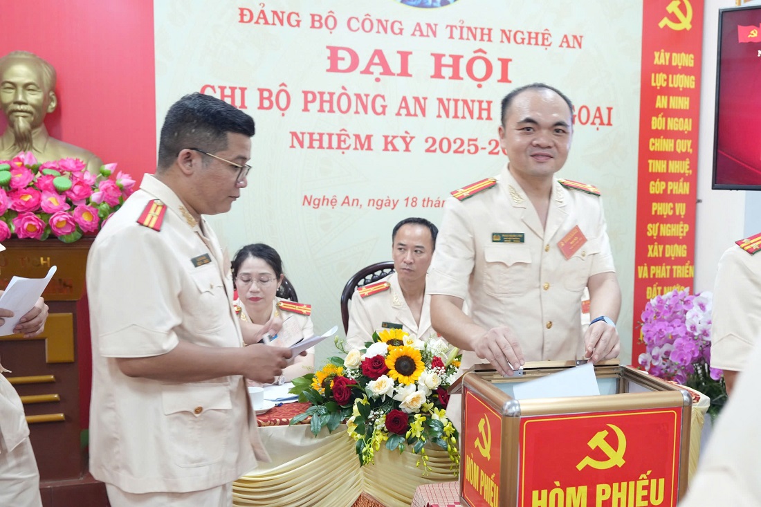 Các đại biểu bỏ phiếu bầu Ban Chấp hành Chi bộ khóa XVII, nhiệm kỳ 2025 - 2030