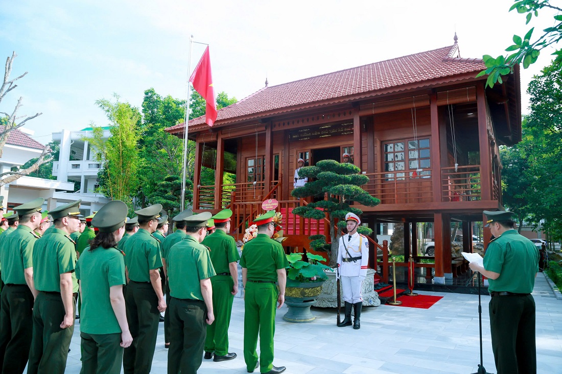 Các đại biểu thành kính dâng hoa, dâng hương tưởng niệm Chủ tịch Hồ Chí Minh