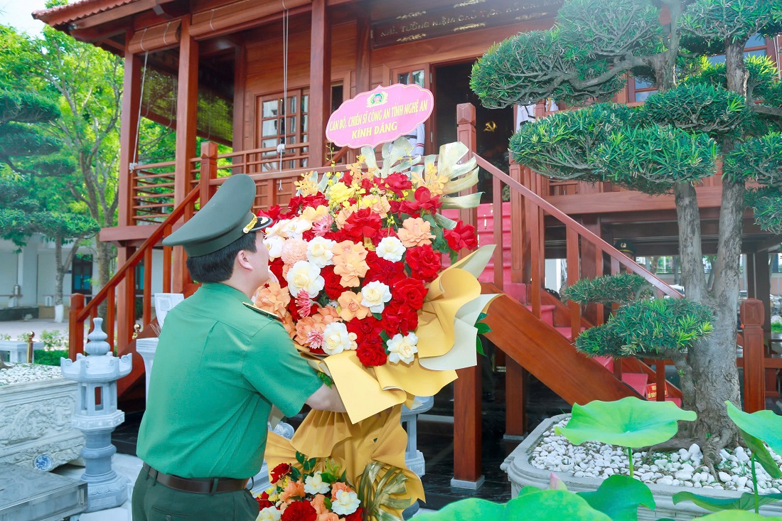 Thiếu tướng Bùi Quang Thanh, Ủy viên Ban Thường vụ Tỉnh ủy, Bí thư Đảng uỷ, Giám đốc Công an tỉnh dâng hoa, dâng hương tưởng niệm Chủ tịch Hồ Chí Minh