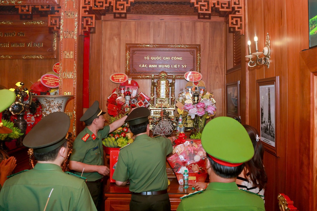 Các đại biểu dâng hương tưởng niệm Chủ tịch Hồ Chí Minh, Đồng chí Đại tướng Võ Nguyên Giáp, Đồng chí Bộ trưởng Trần Quốc Hoàn và các Anh hùng liệt sĩ