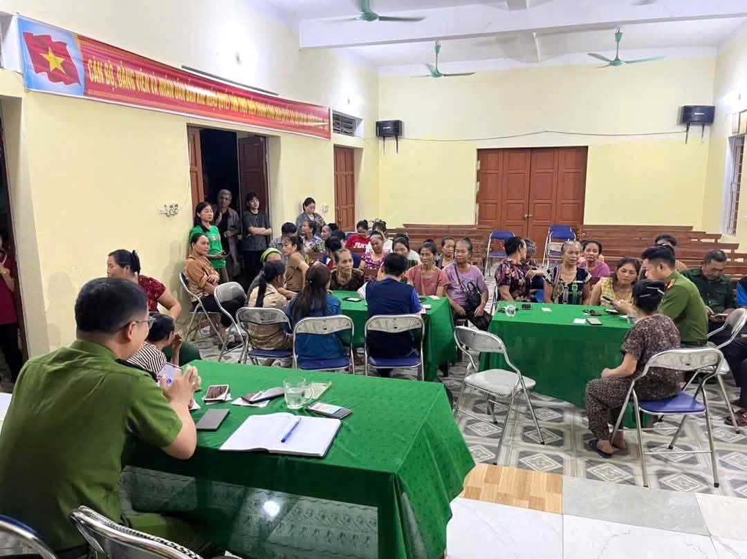 Cán bộ, chiến sỹ Công an Nghệ An hướng dẫn người dân tham gia đóng góp ý kiến thông qua ứng dụng định danh điện tử VNeID 