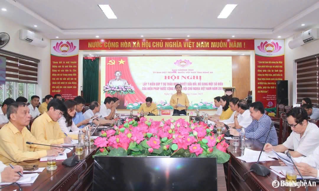 Tỉnh Nghệ An tổ chức Hội nghị lấy ý kiến góp ý Dự thảo Nghị quyết sửa đổi, bổ sung một số điều của Hiến pháp năm 2013 (ảnh Báo Nghệ An)