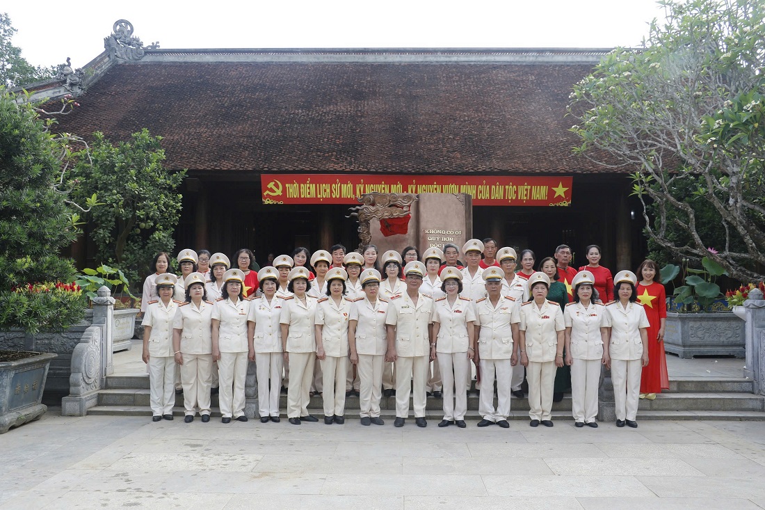 Đoàn đại biểu chụp ảnh lưu niệm tại Khu di tích lịch sử Kim Liên