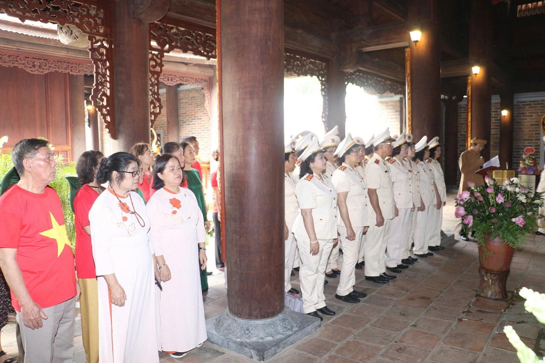 Đoàn đại biểu dâng hương tại Đền Chung Sơn - Đền thờ gia tiên Chủ tịch Hồ Chí Minh