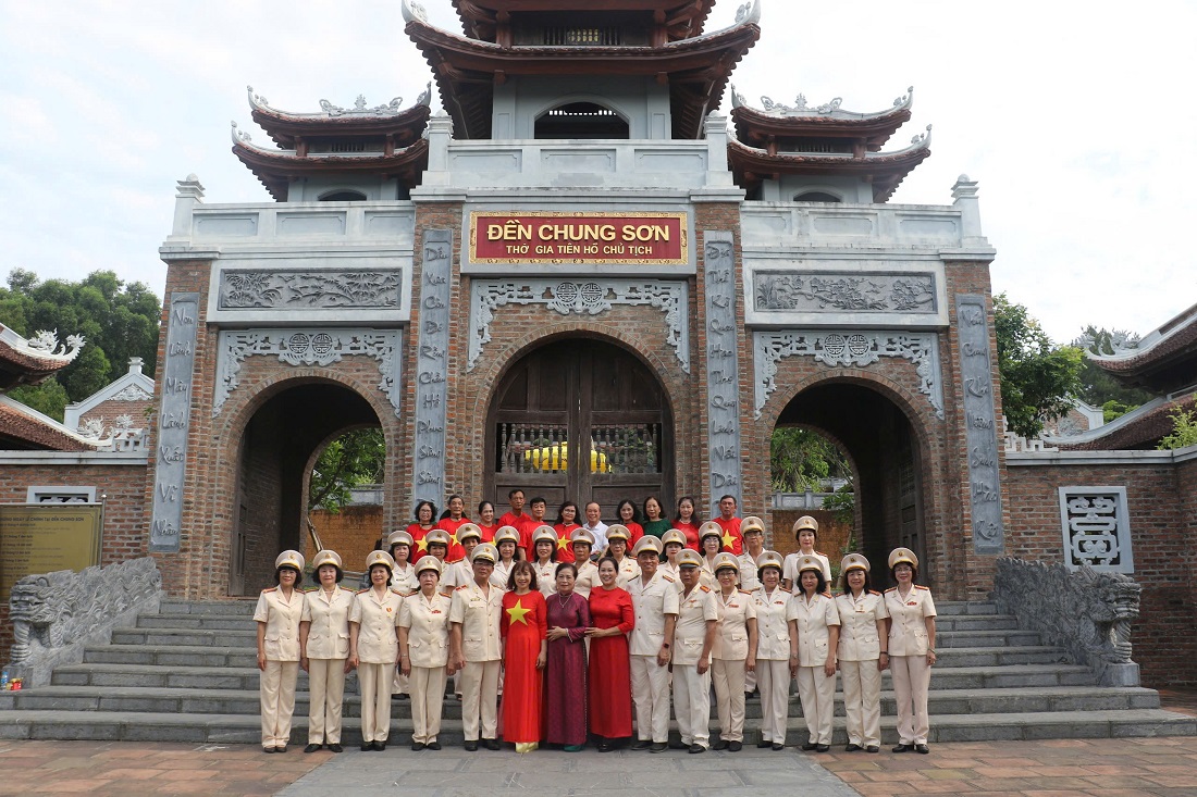 Đoàn đại biểu chụp ảnh lưu niệm tại Đền Chung Sơn