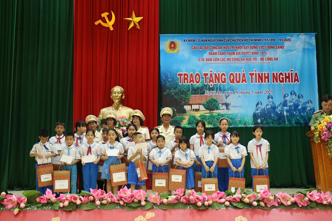 Đoàn trao tặng 20 suất quà tới 20 em học sinh có hoàn cảnh đặc biệt khó khăn tại Trường tiểu học Làng Sen