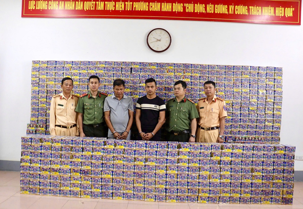 Hai đối tượng và tang vật.