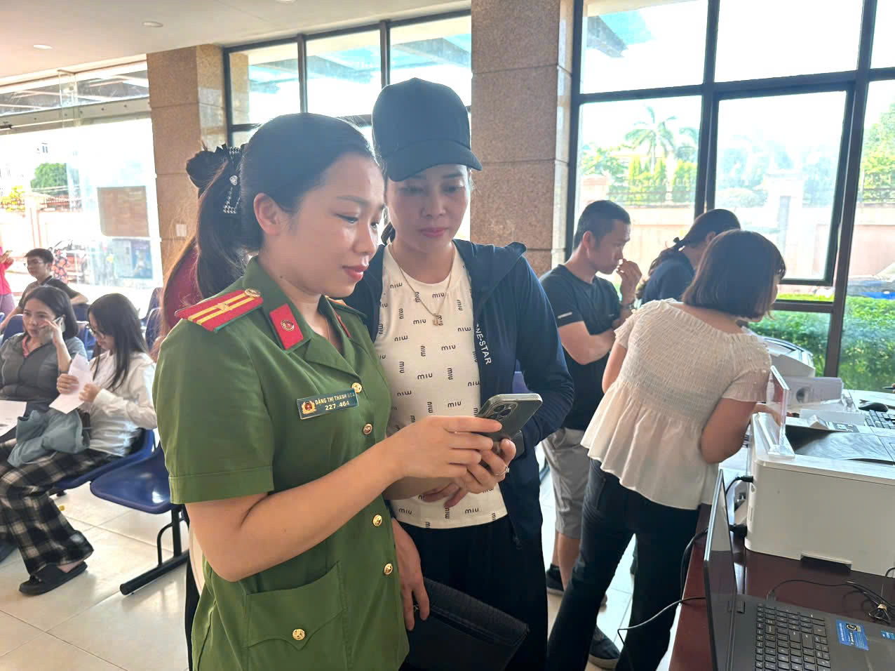 Công an tỉnh Nghệ An hướng dẫn người dân gửi ý kiến đóng góp sửa đổi Hiến pháp năm 2013 trên ứng dụng VNeID