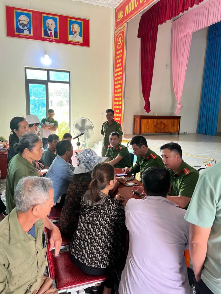 Công an xã Kỳ Sơn, huyện Tân Kỳ hướng dẫn người dân gửi ý kiến đóng góp sửa đổi Hiến pháp năm 2013 trên ứng dụng VNeID