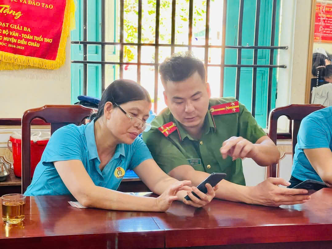 Công an xã Diễn Đồng, huyện Diễn Châu hướng dẫn người dân gửi ý kiến đóng góp sửa đổi Hiến pháp năm 2013 trên ứng dụng VNeID