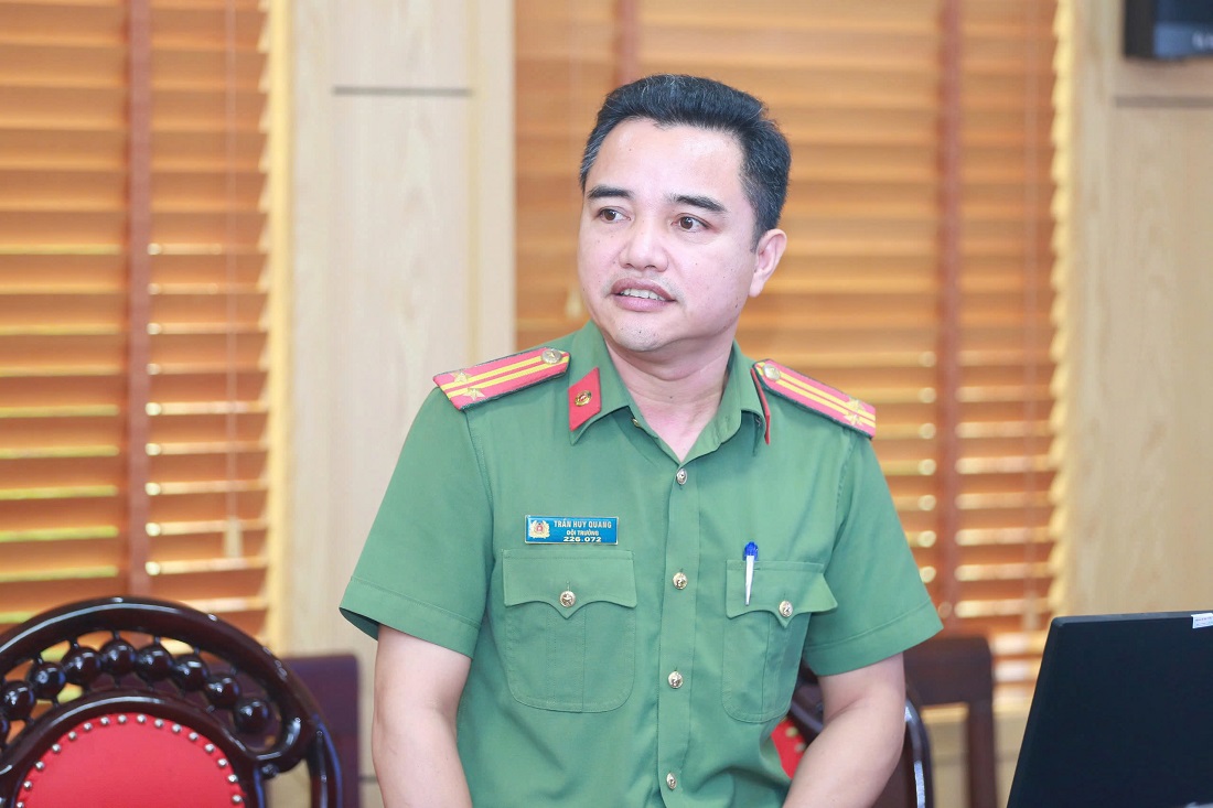 Đại diện Đội Công nghệ thông tin, Phòng Tham mưu Công an Nghệ An thuyết trình sáng kiến CCHC tại buổi đánh giá