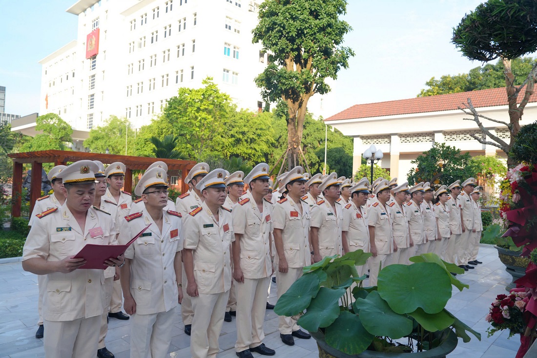 Chi bộ Phòng An ninh kinh tế thành kính dâng hoa, dâng hương tưởng niệm Chủ tịch Hồ Chí Minh