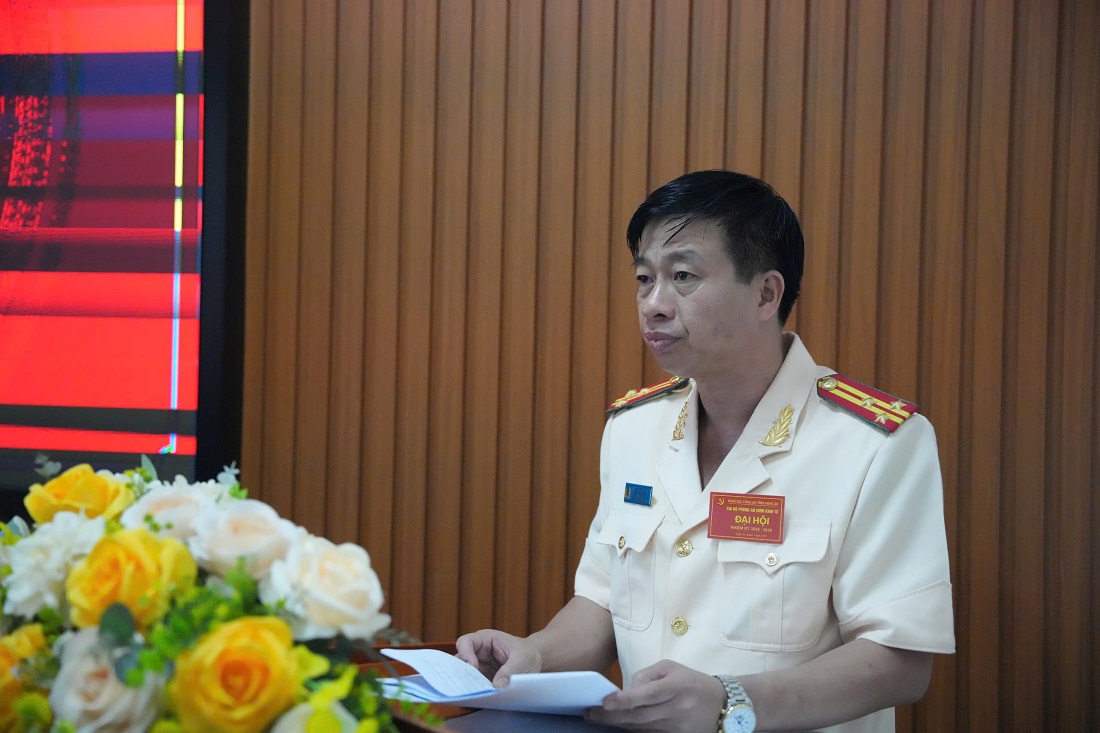 Đồng chí Thượng tá Trần Phúc Tú, Trưởng phòng An ninh kinh tế phát biểu khai mạc Đại hội