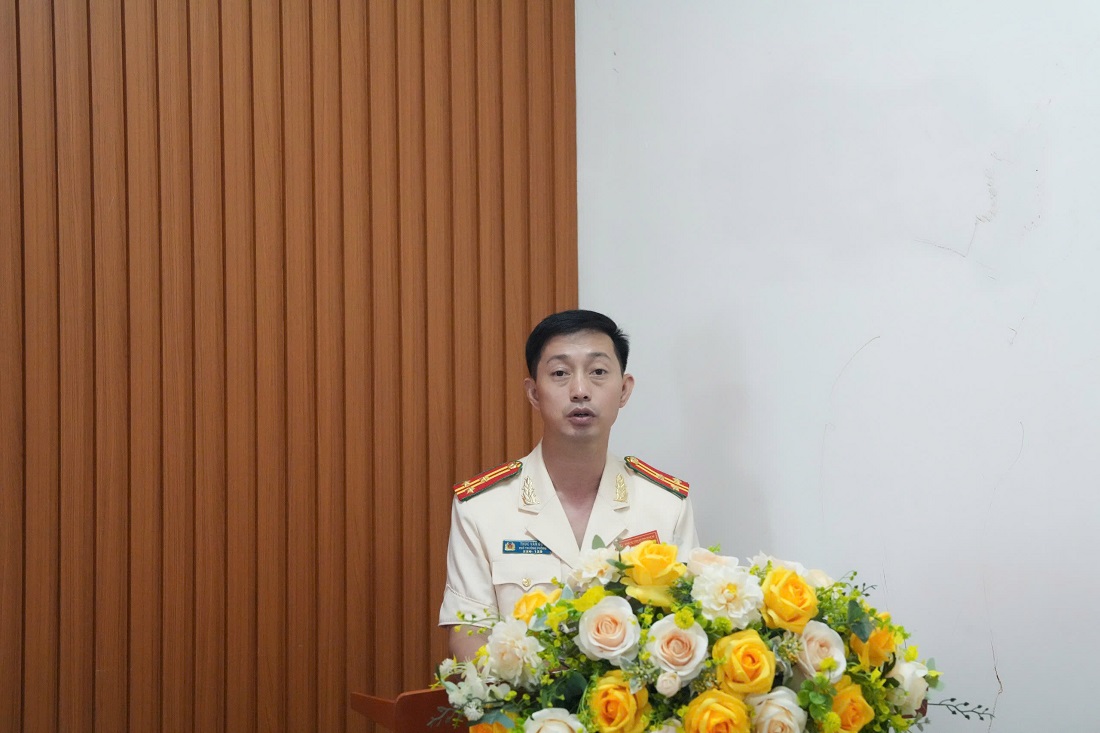 Đồng chí Thượng tá Thúc Văn Đức, Phó trưởng phòng An ninh kinh tế trình bày báo cáo chính trị Đại hội