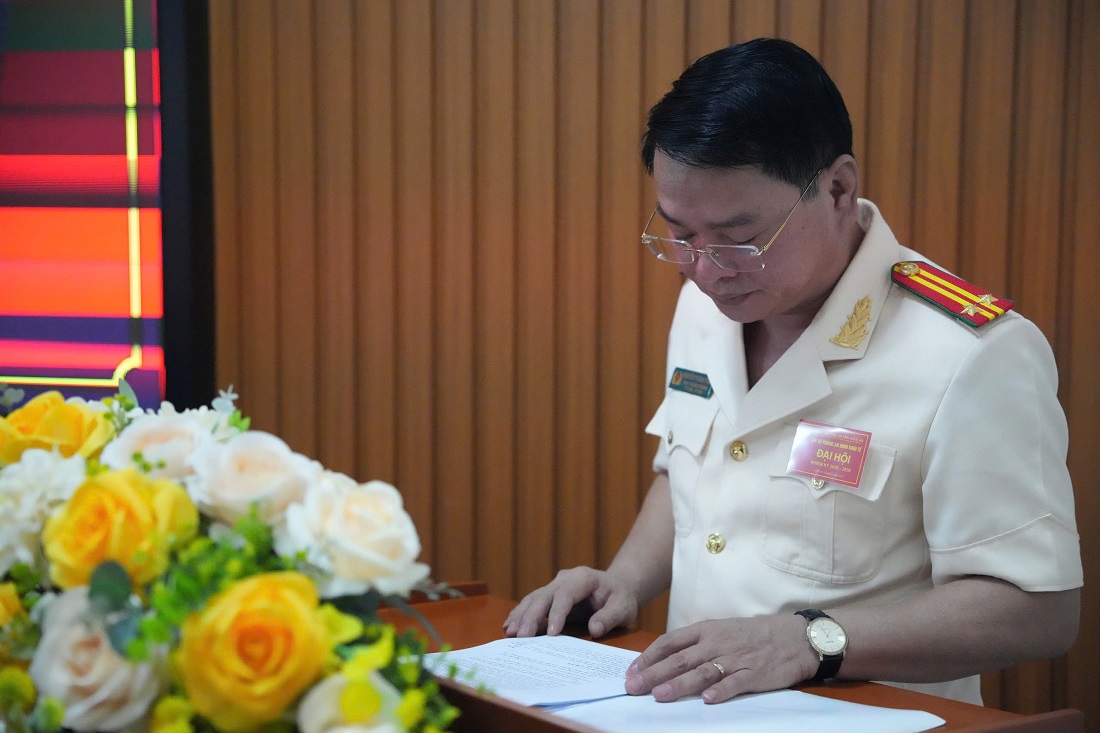 Đồng chí Trung tá Nguyễn Thanh Tuấn, Phó trưởng phòng An ninh kinh tế báo cáo tình hình đảng viên tham dự Đại hội