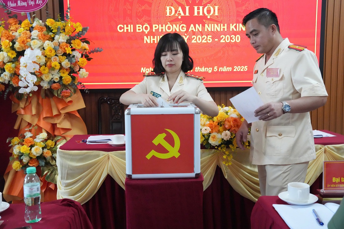 Các đại biểu bỏ phiếu bầu Ban Chấp hành Chi bộ nhiệm kỳ 2025 -2030